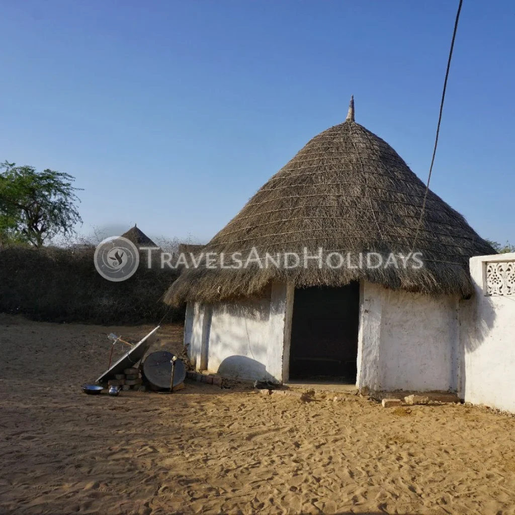 Photograph of a modern house in the Thar Desert, reminiscent of the traditional Chaonro Hut style. The fusion of old and new is evident in the introduction of cemented structures, capturing the evolving architectural landscape of the region.